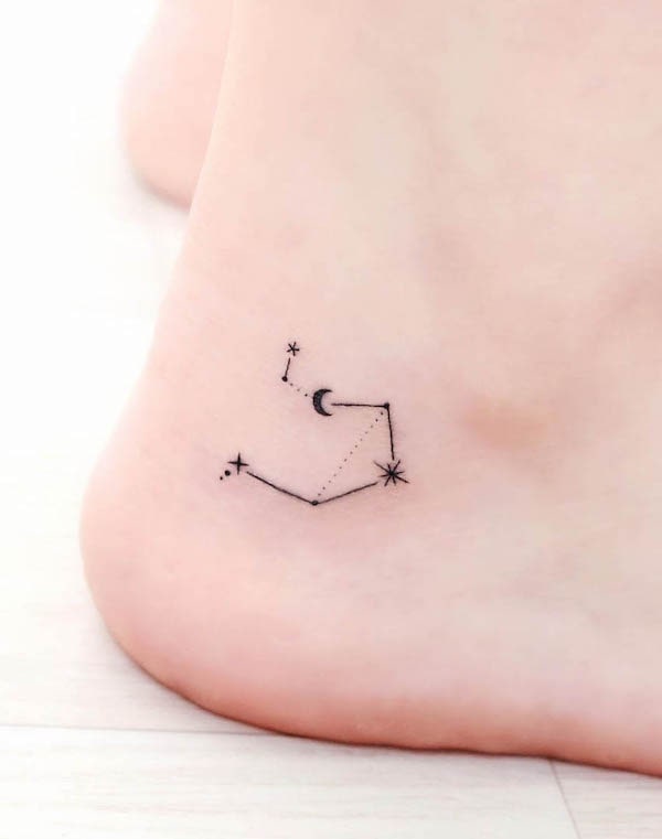 Tatuaggio della caviglia con costellazione zodiacale di @tattooist_greem