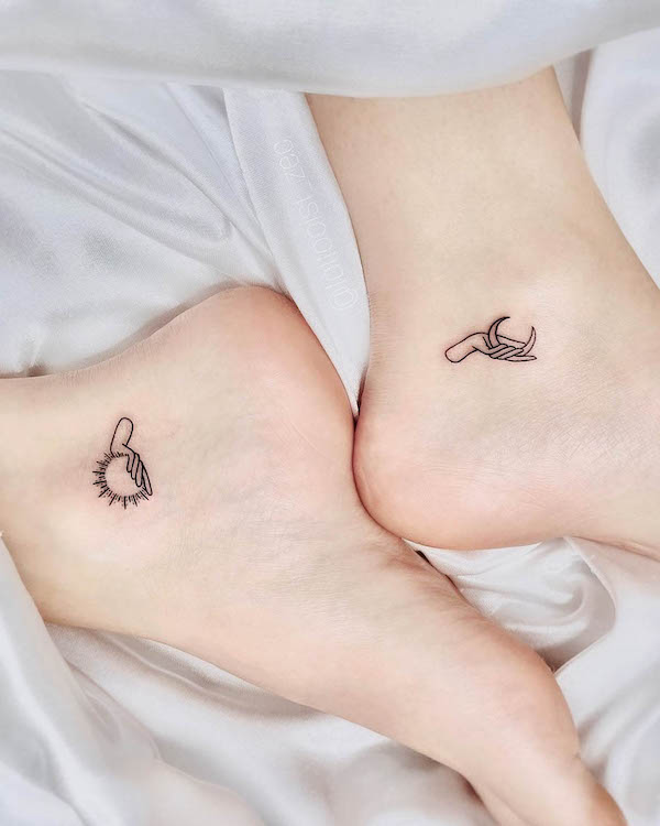 Tatuaggi di sole e luna abbinati ai piedi di @tattooist_zec
