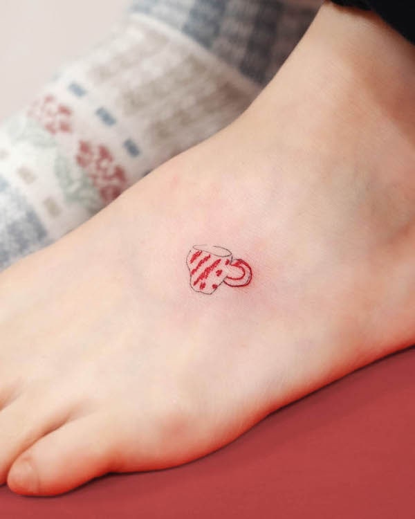 Tatuaggio per piedi con tazza piccola di @yeguclub