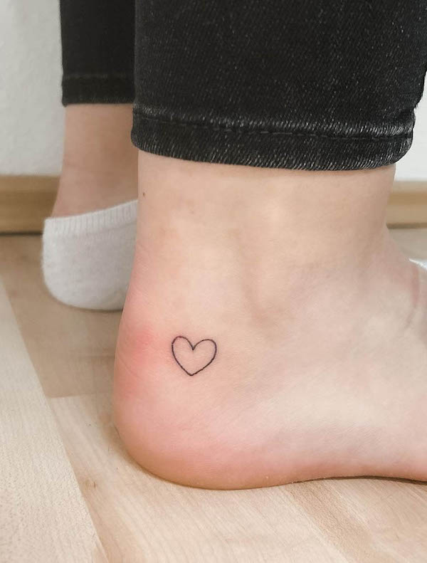 Tatuaggio del piede a forma di cuore da @pureandfine.tattoo