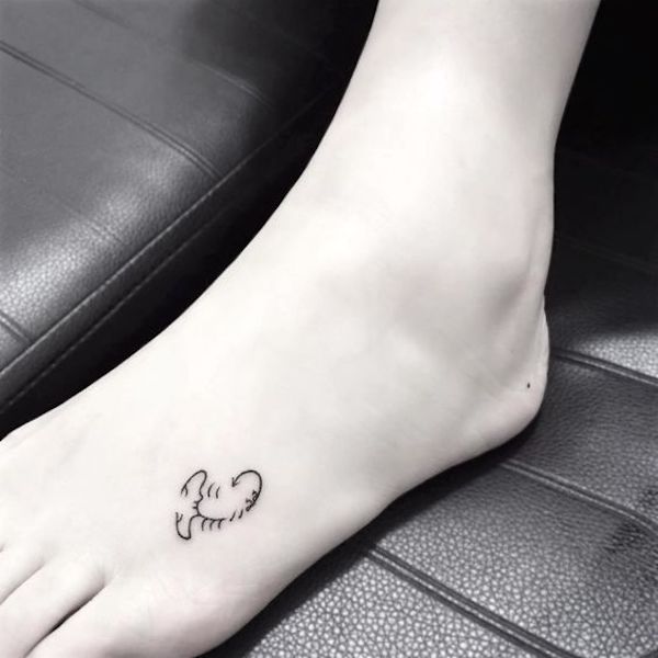 Un piccolo scorpione tatuato sul piede da @lisagupt