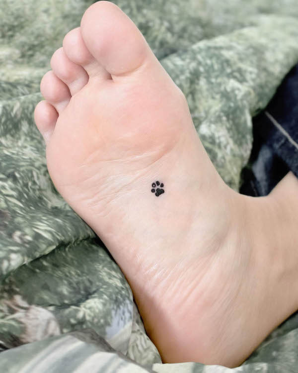 Tatuaggio con zampa sotto il piede di @ovenlee.tattoo