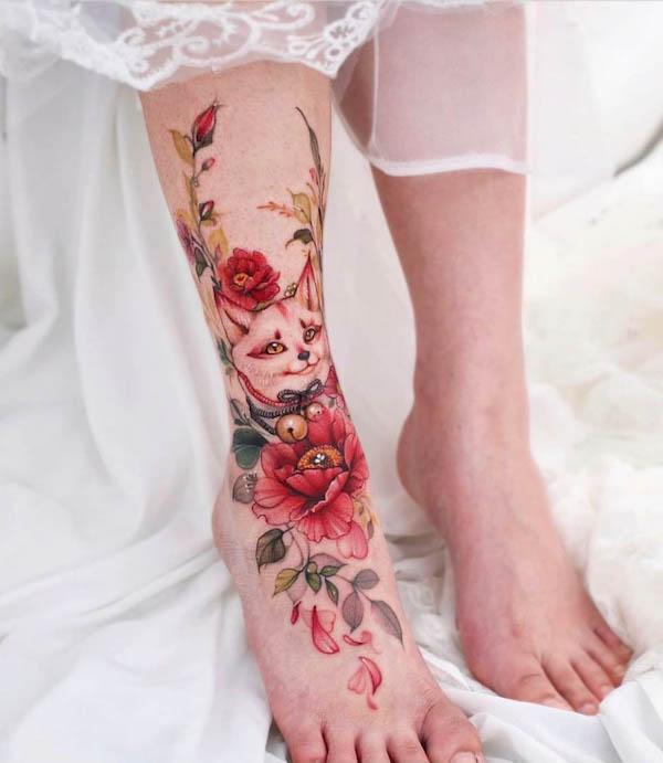 Tatuaggio del piede di volpe e fiori di @chaewha_ink