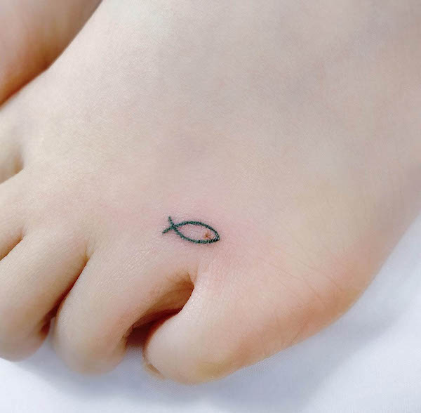 Tatuaggio di un piede di pesce di @sinbar_tattoo