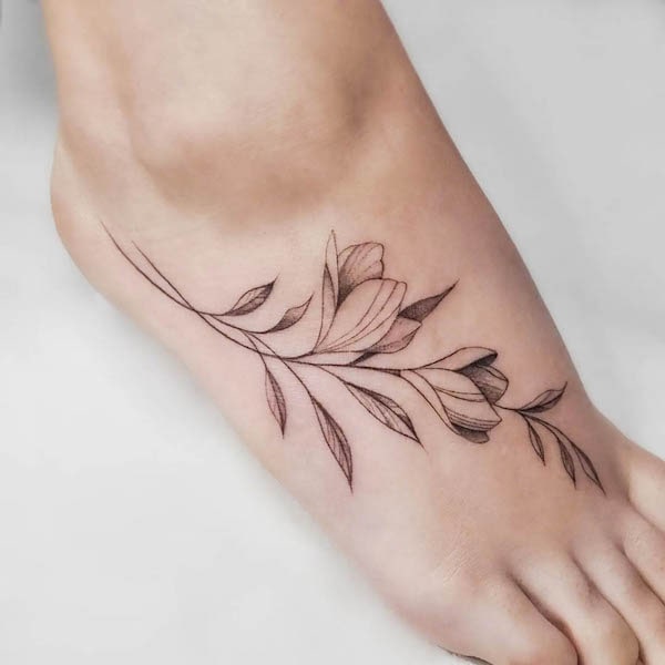 Tatuaggio del piede con foglie e rami di @yleniaattard