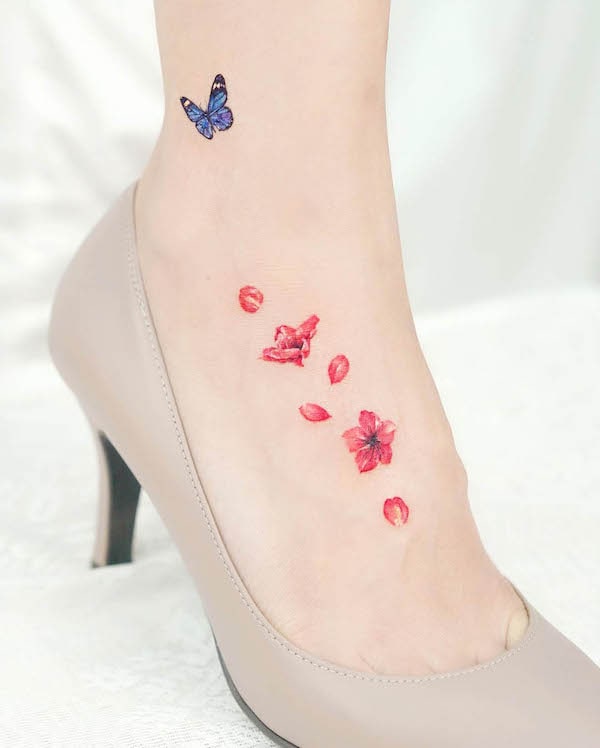 Petali e farfalla @tilda_tattoo