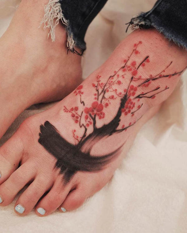 Tatuaggio di copertura con fiori di prugna di @tatuatore_arirang