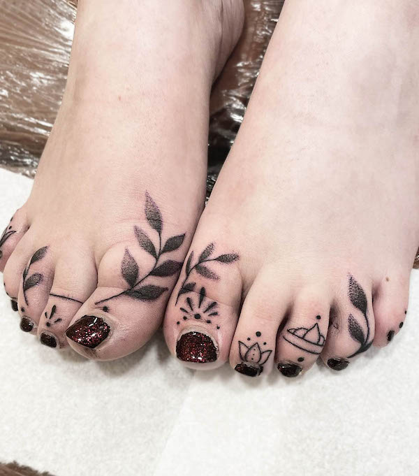 Tatuaggi sulle dita dei piedi con elementi decorativi di @ladyhans