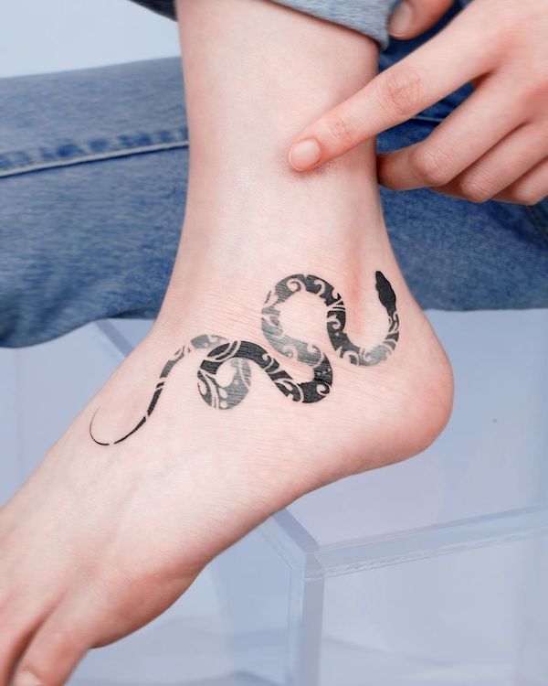 Tatuaggio di piede di serpente da @e.nal_.tattoo