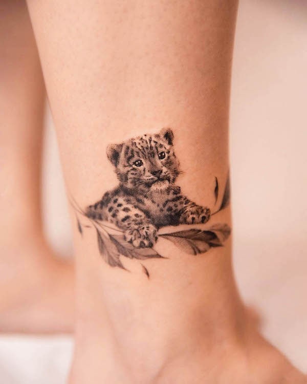 Tatuaggio alla caviglia con ghepardo di @polar.tattooing