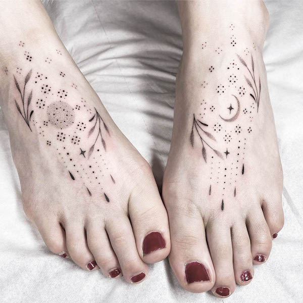 Tatuaggi intricati del sole e della luna sui piedi di @madameluw.tattoo