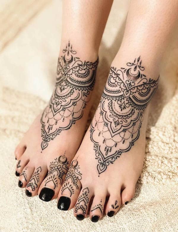 Tatuaggio ornamentale del piede di @anais_chabane
