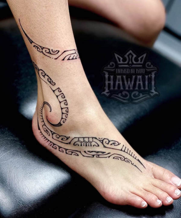 Tatuaggio tribale del piede per le donne da @inkedbykuu