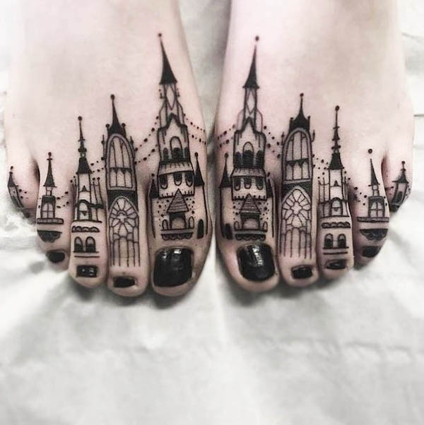 Edifici sulle dita dei piedi di @inkedmag