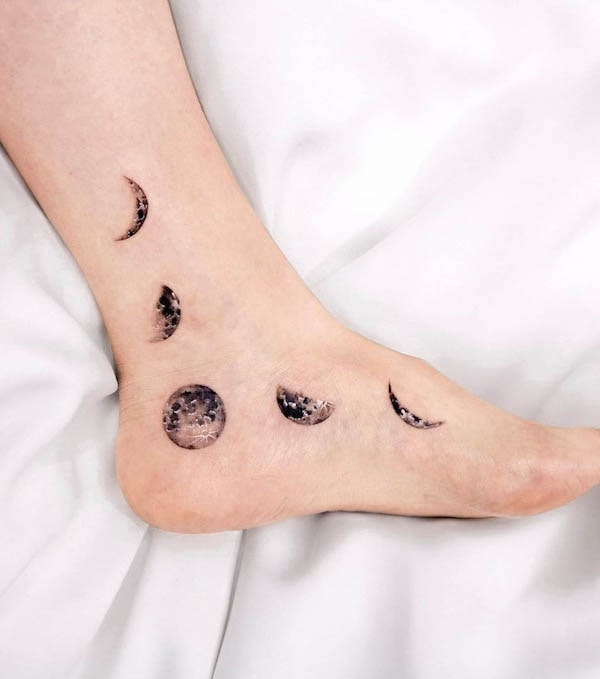 Fase lunare realistica sul lato del piede da @hadam.collection