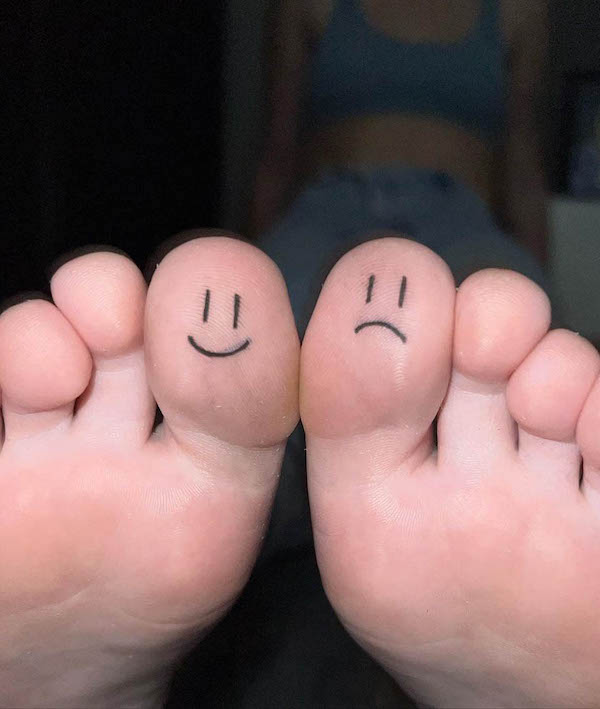 Tatuaggi sulle dita dei piedi con faccia felice e faccia triste di @avatarom
