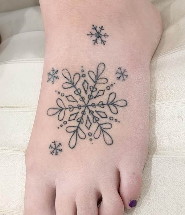Intricato tatuaggio del piede a fiocco di neve di @robynmarshalltattoo