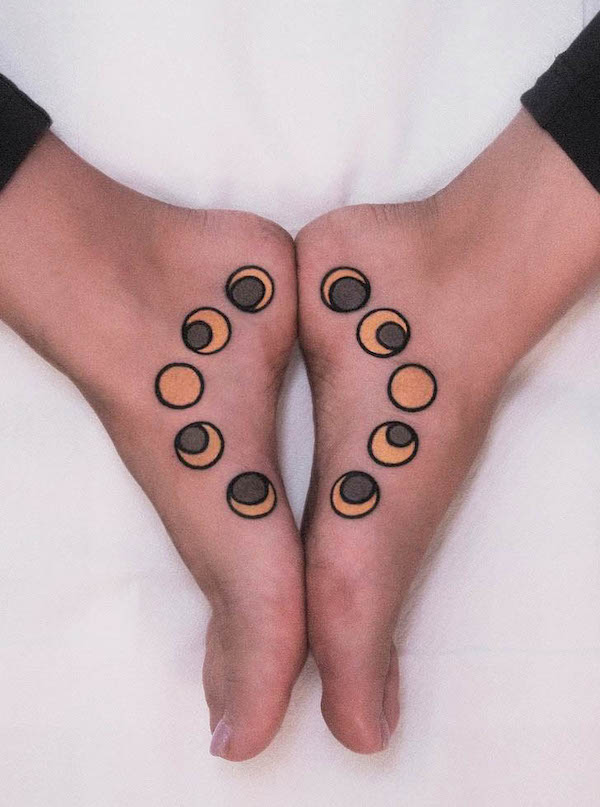 Tatuaggi dei piedi con fasi lunari di @flowersforyourhead