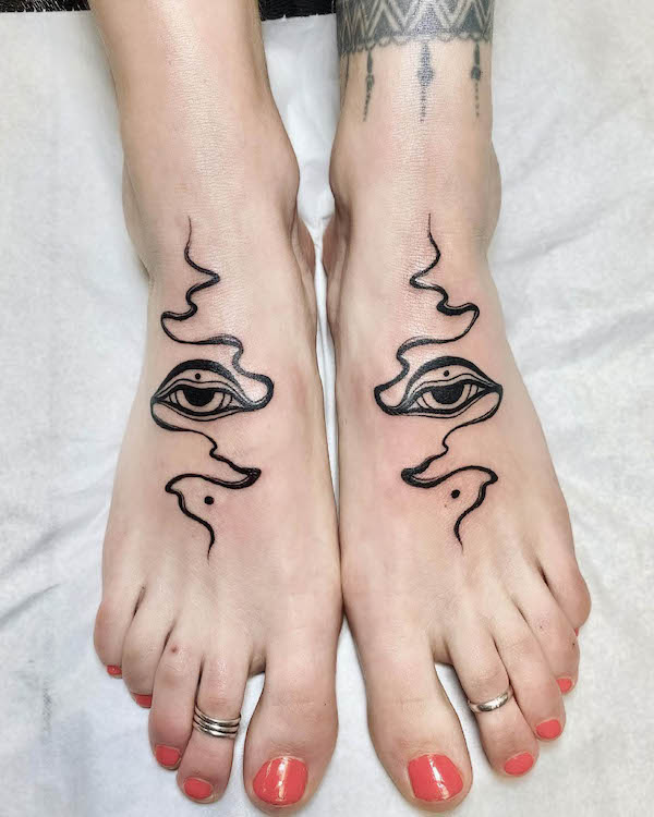 Tatuaggi di occhi e fumo sui piedi per le donne di @stateofmindink