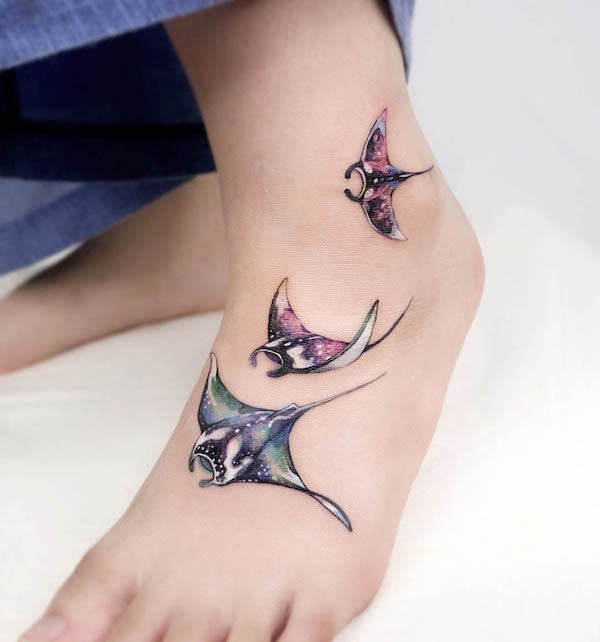 Tatuaggio del piede di manta di @tatuatore_manda