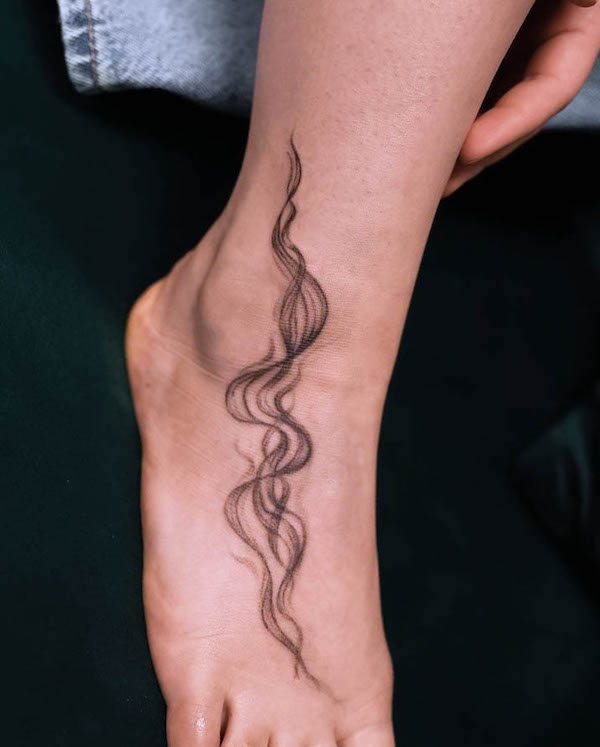 Tatuaggio di fumo sul piede di @pele_ink