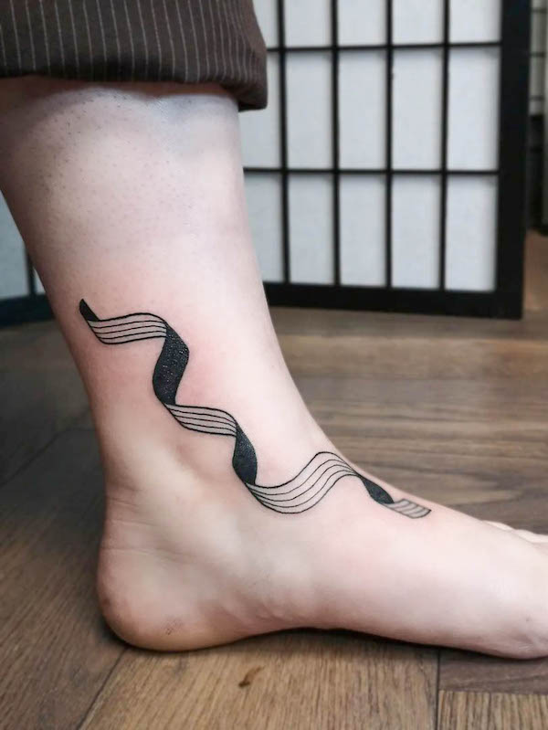 Tatuaggio del piede a ghirigoro di @eviesttt