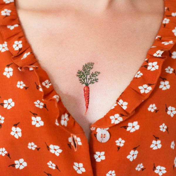 Piccolo tatuaggio carino del petto della carota da @carrot.tattoo