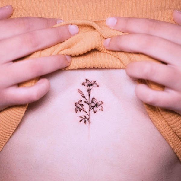 Tatuaggio di fiori sul petto di @pratstattoo