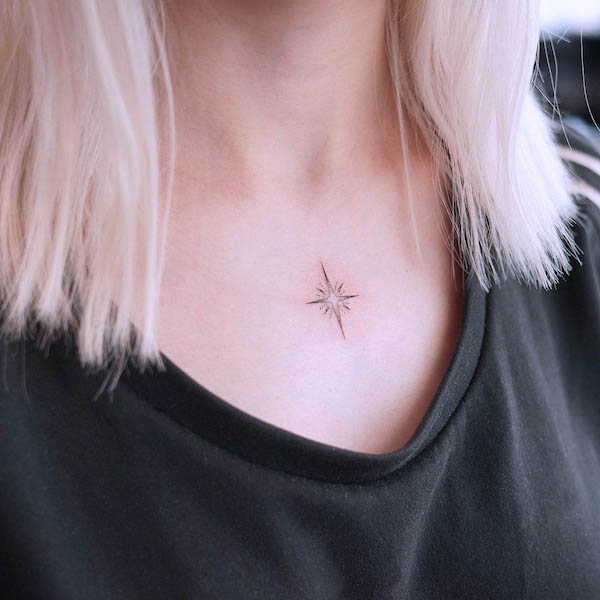 Tatuaggio del petto a forma di stella da @kathy_tattoo