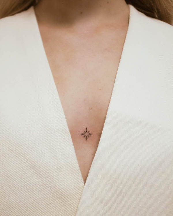 Tatuaggio sul petto con simbolo della stella da @pavlik.tattoo