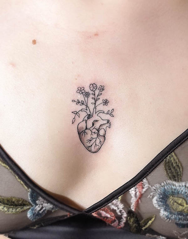 Tatuaggio anatomico del cuore al centro del petto di @blackdroppar