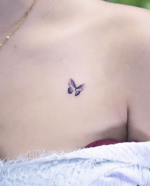 Tatuaggio di farfalle sul petto per donne di @arona_tattoo