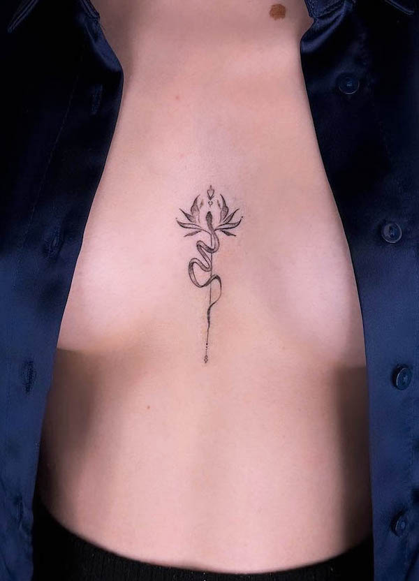Piccolo serpente centrale tatuato sul petto da @yigitisil