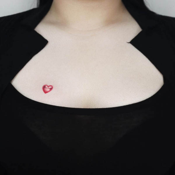Tatuaggio sul petto con cuore rosso di @jooa_tattoo