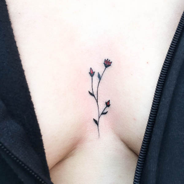 Piccolo fiore tra le tette tatuato da @agataris