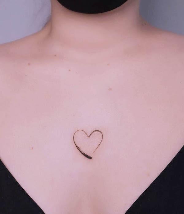Tatuaggio con un piccolo cuore sul petto di @janapadar