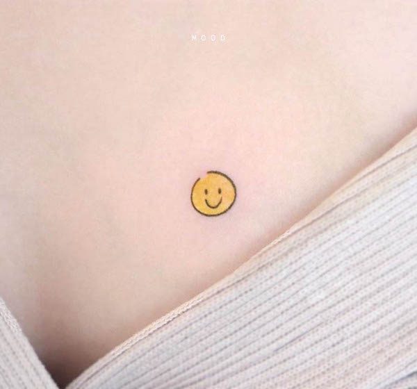Tatuaggio sul petto con faccina sorridente di @dettolphin