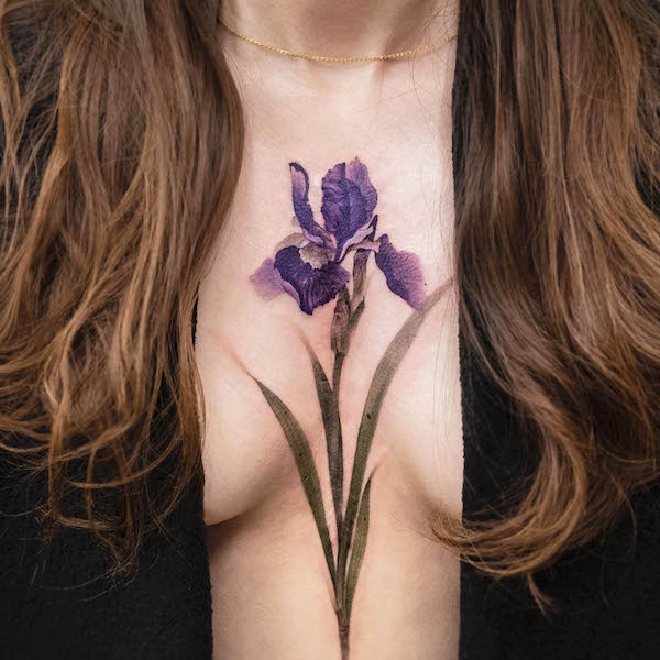 Tatuaggio con piuma infinita sul petto da @josie.tattoos