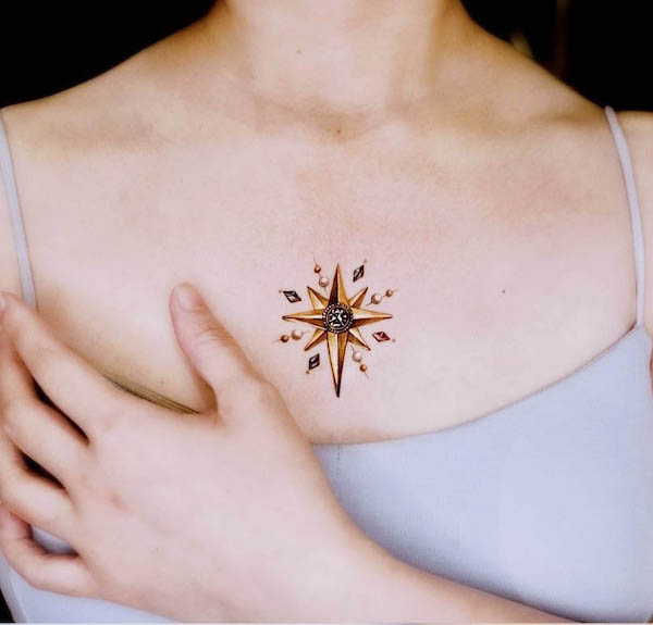 Tatuaggio di stella d'oro al centro del petto per le donne da @chou_ta_1
