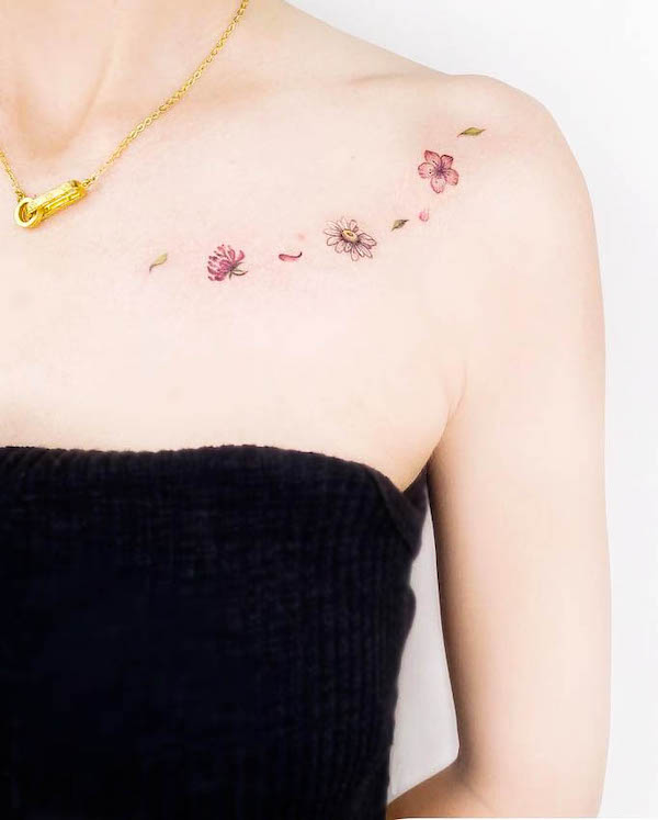 Tatuaggio sul petto con piccoli fiori di @miiu_tattoo