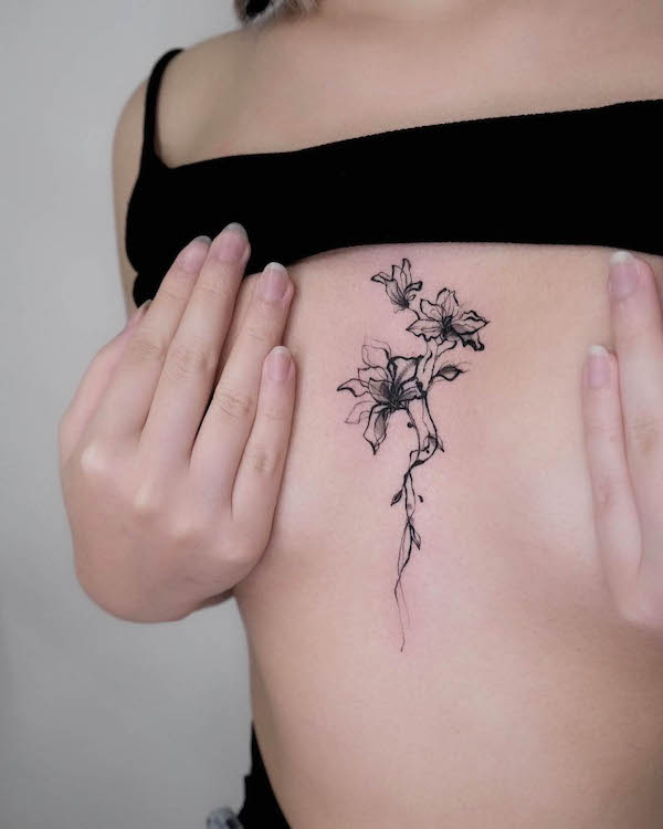 Fiori astratti sullo sterno tatuaggio al petto da @o___sim