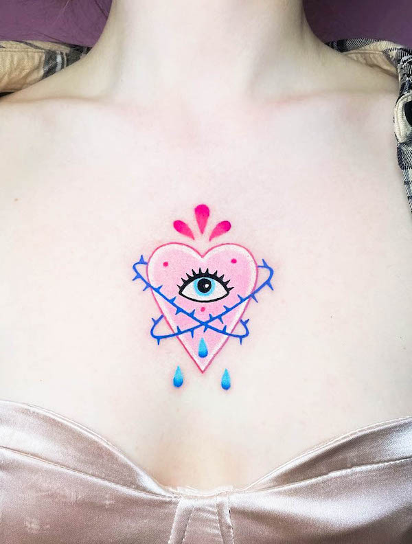 Tatuaggio con cuore piangente al centro del petto di @glossy_future