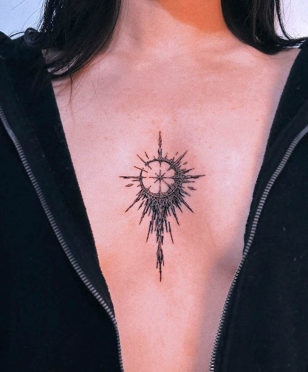 Tatuaggio elaborato sul petto di @ehae.ink
