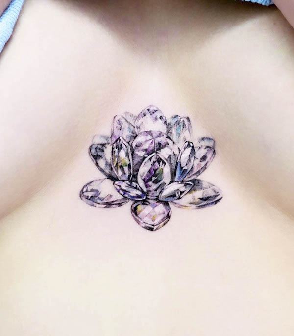 Tatuaggio del petto con loto di cristallo di @tattooist_siia