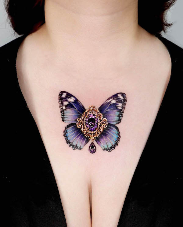 Splendido tatuaggio di gioielli a forma di farfalla di @tattooist_siia