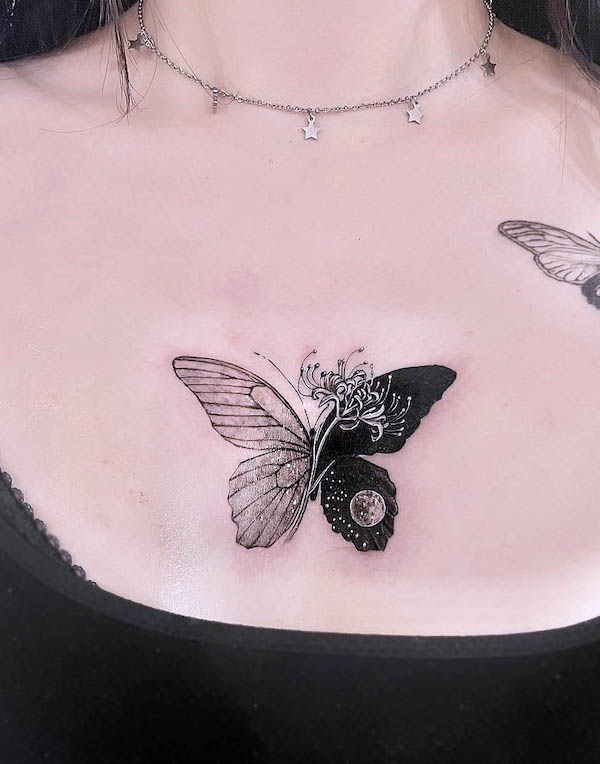 Tatuaggio sul petto con farfalla bianca e nera di @xen_tattooist