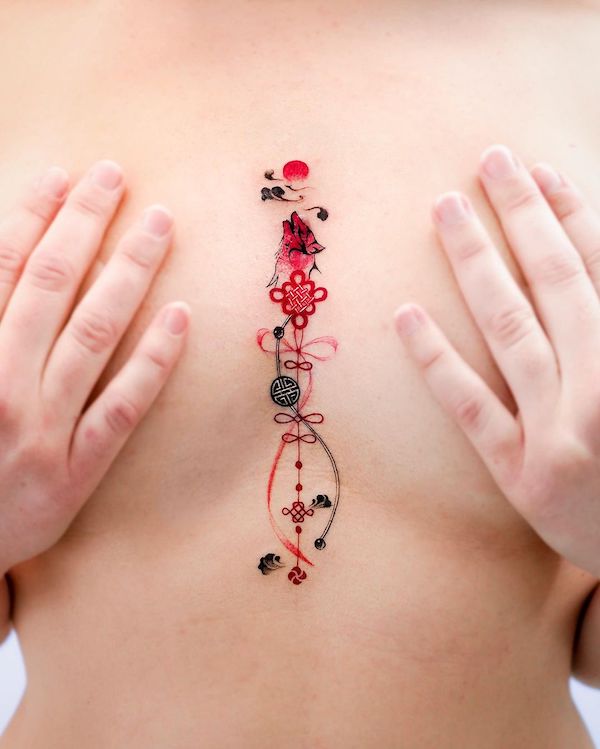 Tatuaggio orientale con nodo centrale sul petto da @hwyl.tattoo
