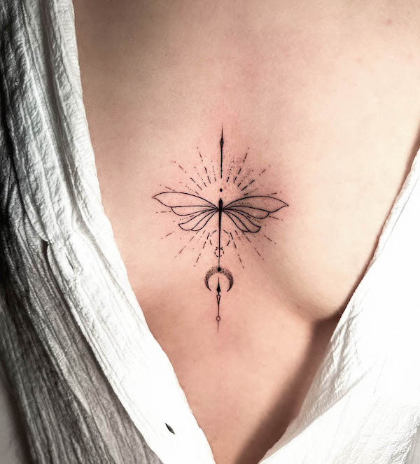 Tatuaggio con farfalla ornamentale sul petto da @360_tattoo