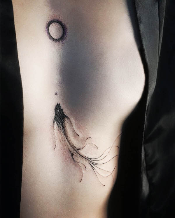 Tatuaggio sul petto con pesce e sole di @tattooist.pado