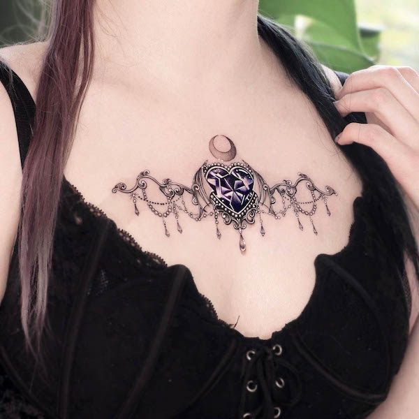 Splendido tatuaggio di gioielli sul petto di @munsell_tattoo